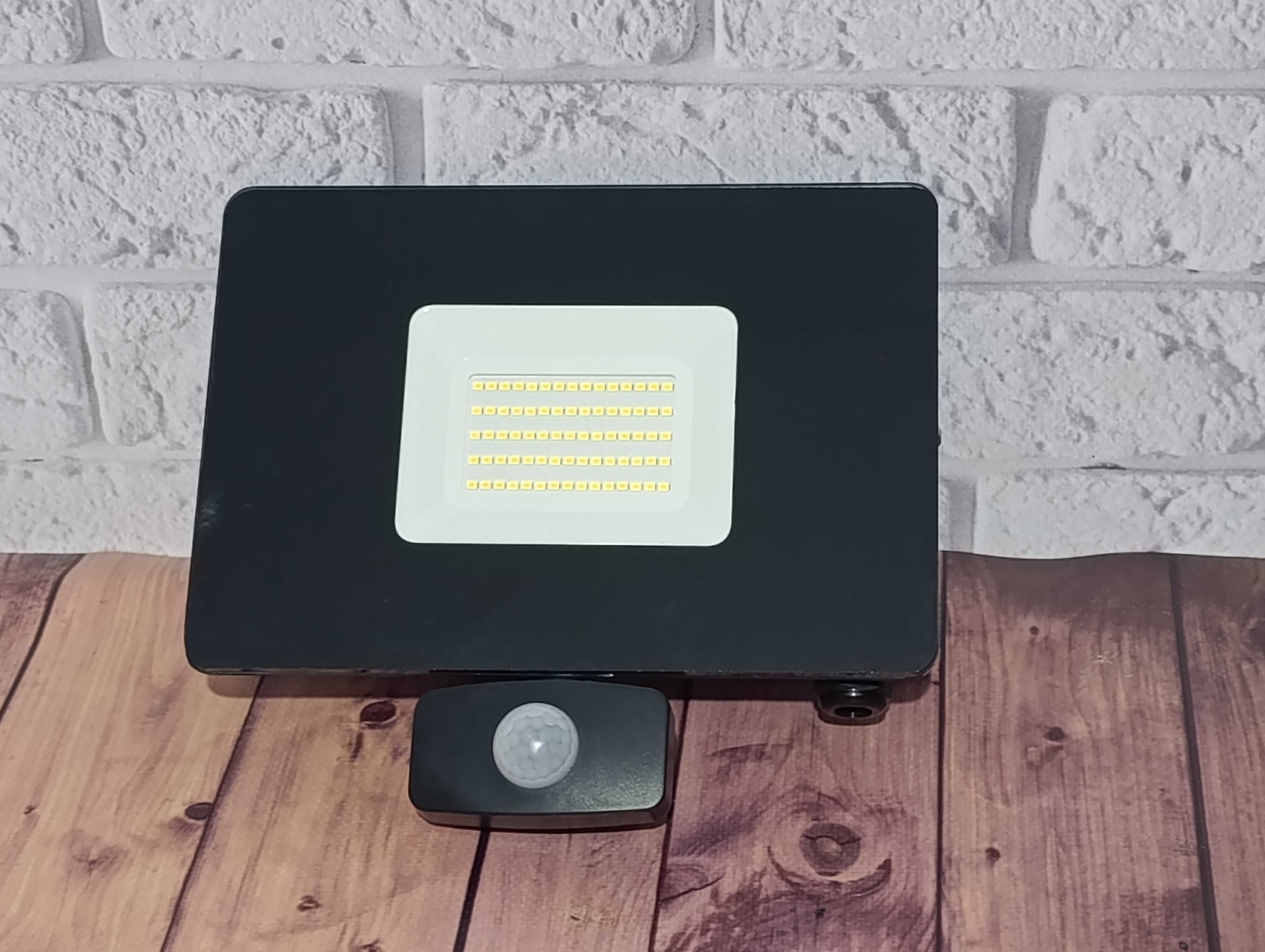 FAEDO 3 LED 53W - naświetlacz z czujnikiem ruchu czarny