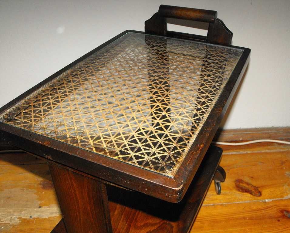 Ładny drewniany barek/stolik na kółkach