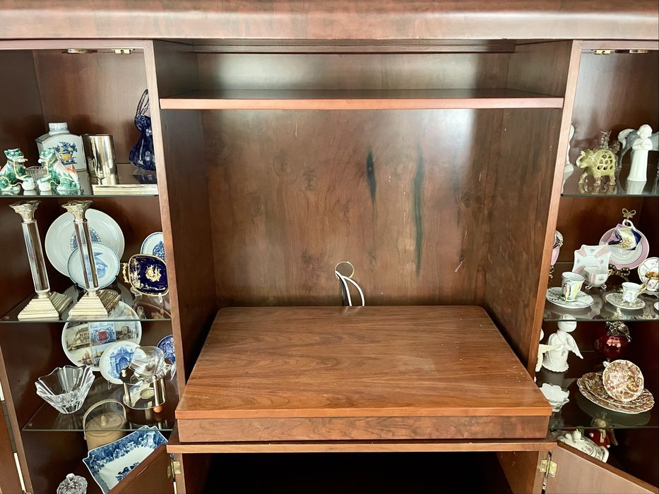 Móvel de Sala Clássico com Vitrine e Base Deslizante para TV