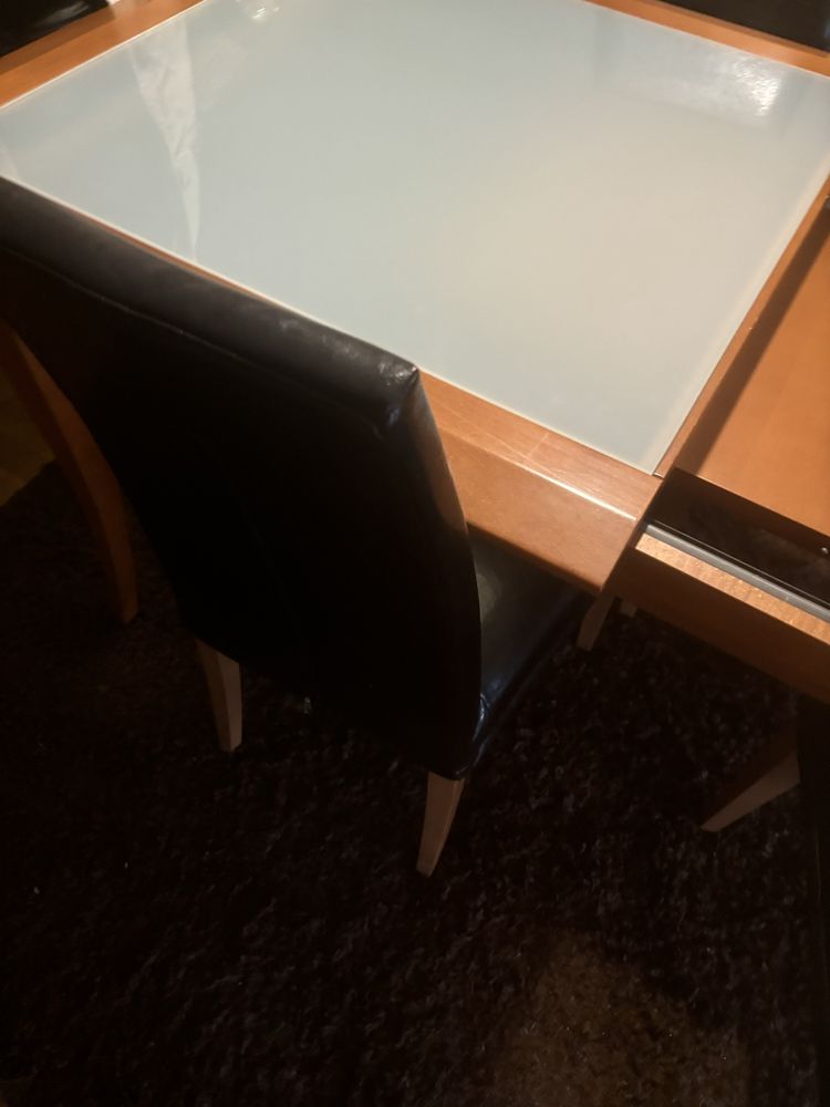 Variadas cadeiras de mesa