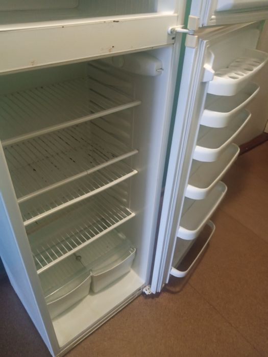 Холодильник NORD працює тільки морозилка.