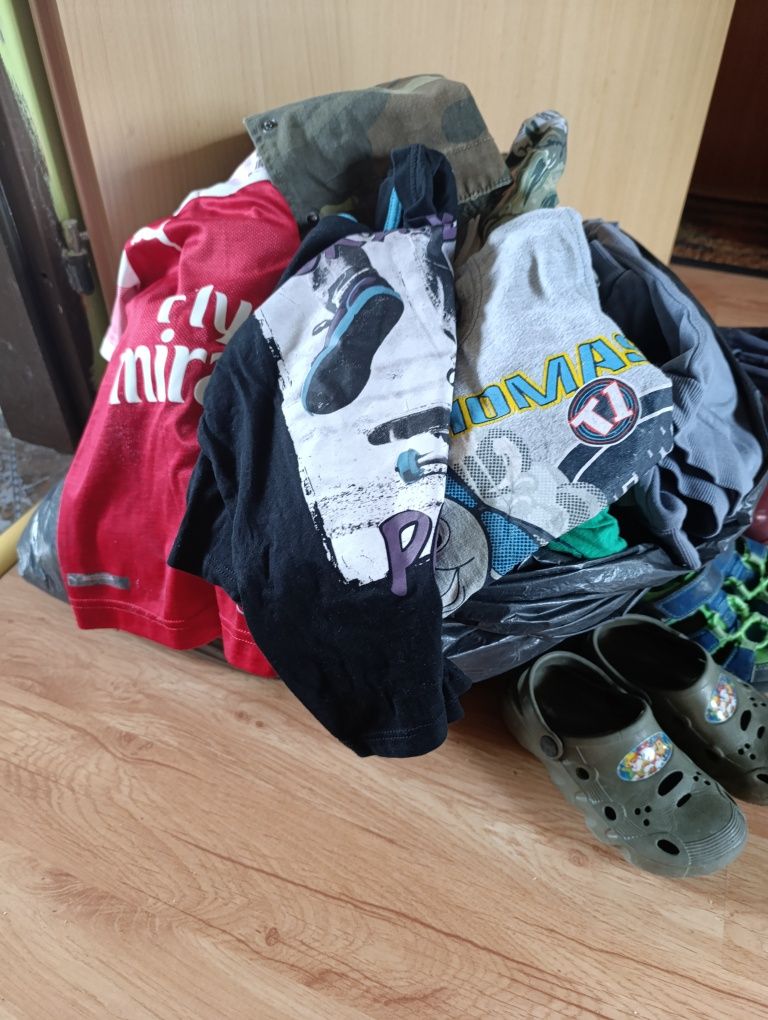 Duża torba ubranek różnych dla chłopca od 2/5 lat  plus buty.