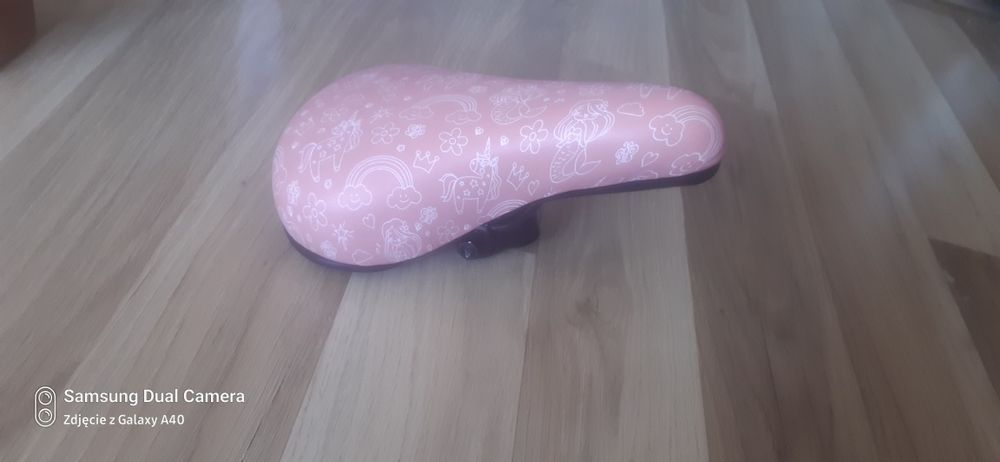 Sprzedam nowe siodełko do roweru dla dziewczynki kolor różowy .