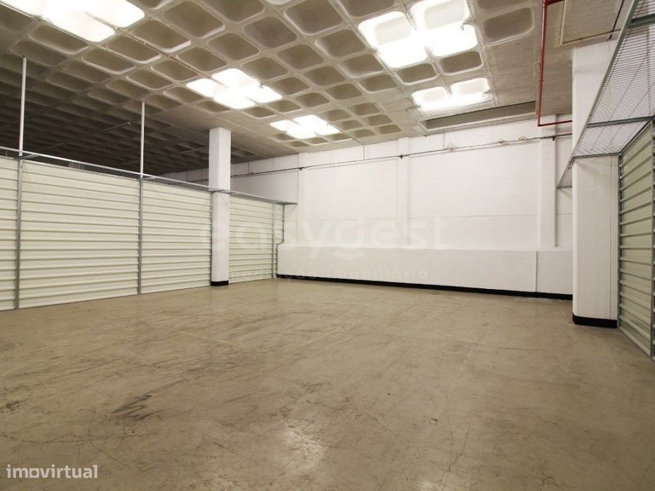 Armazém situado em zona industrial em Alhos Vedros com 100m2