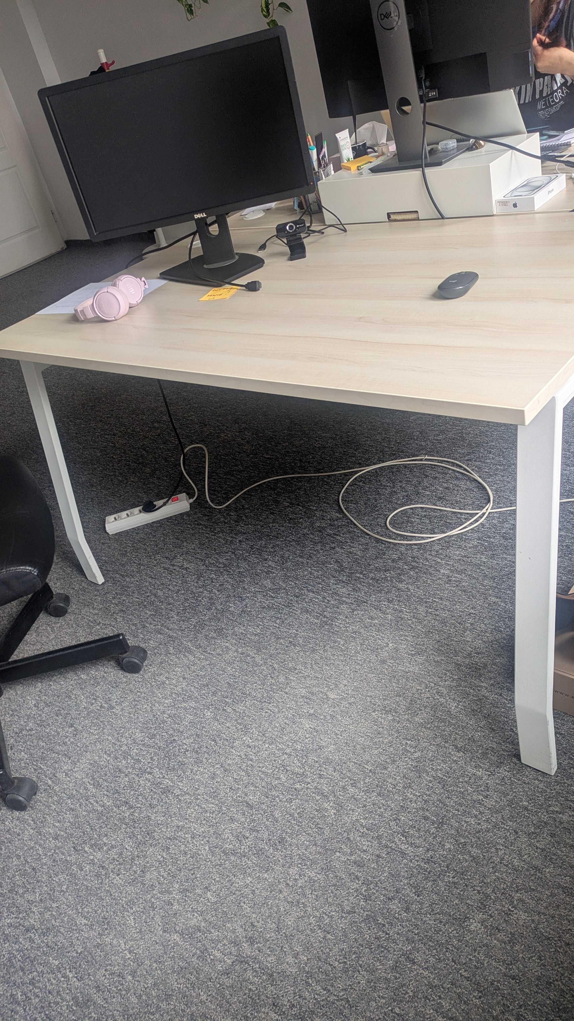 Bardzo duży stół do pracy z IKEA