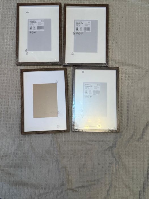 Ramki i półka firmy Ikea
