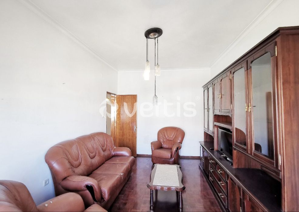 Mesa de centro com tampo claro e base escura