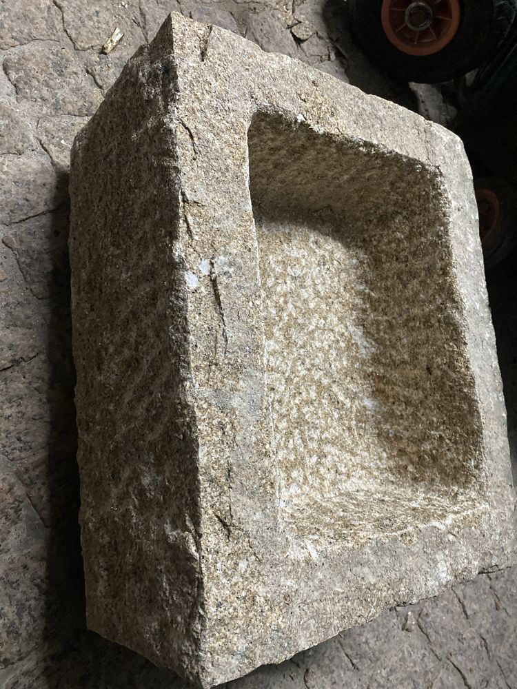 Pias em pedra Amarela