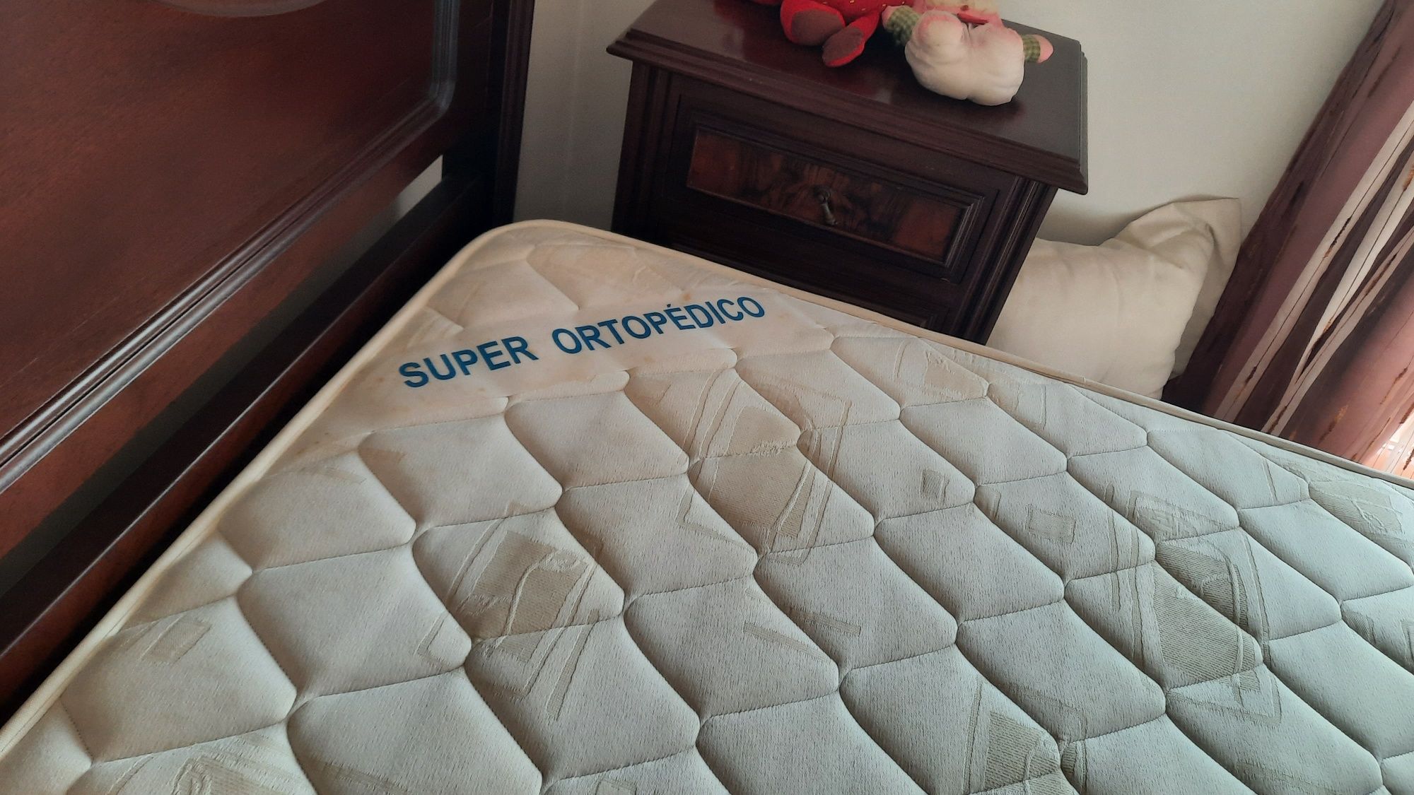 Cama Mogno+ colchao lusocolchão sem uso, boa qualidade