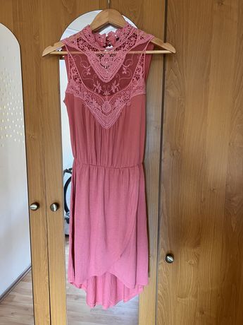 Różowa sukienka ze zdobieniem