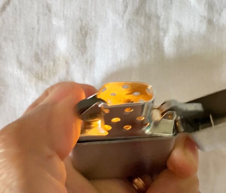 Isqueiro tipo zippo