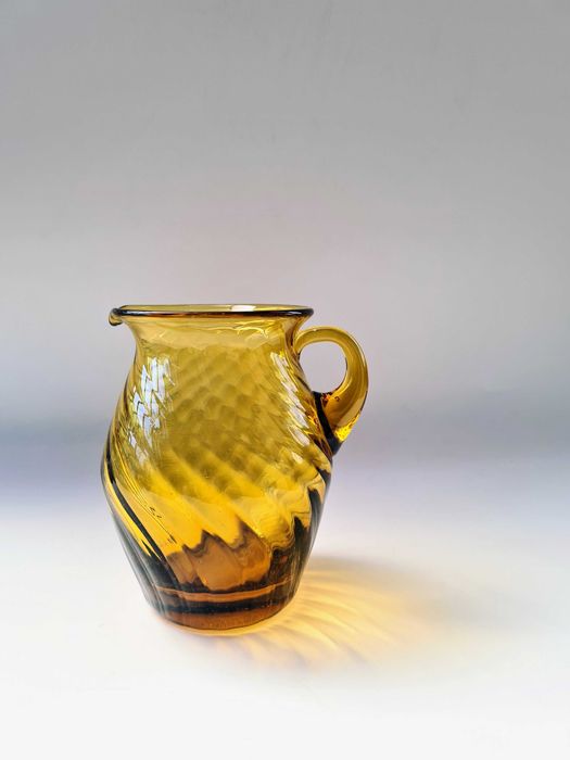 Miodowy dzbanuszek / mlecznik 375 ml ręcznie formowany PRL