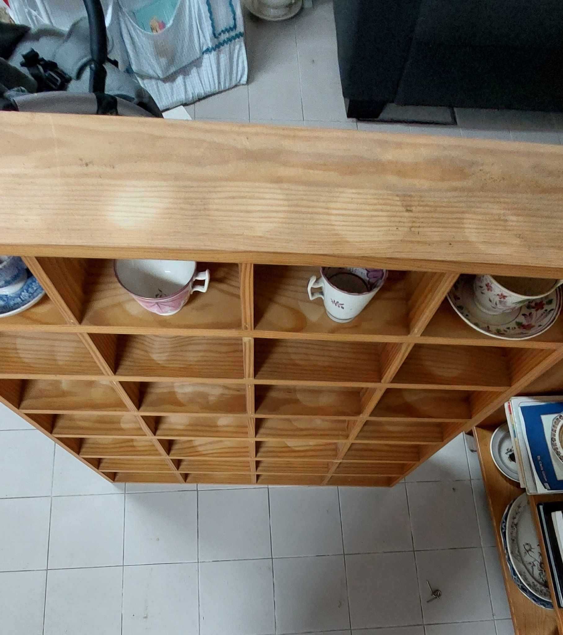 Expositor em pinho para chávenas