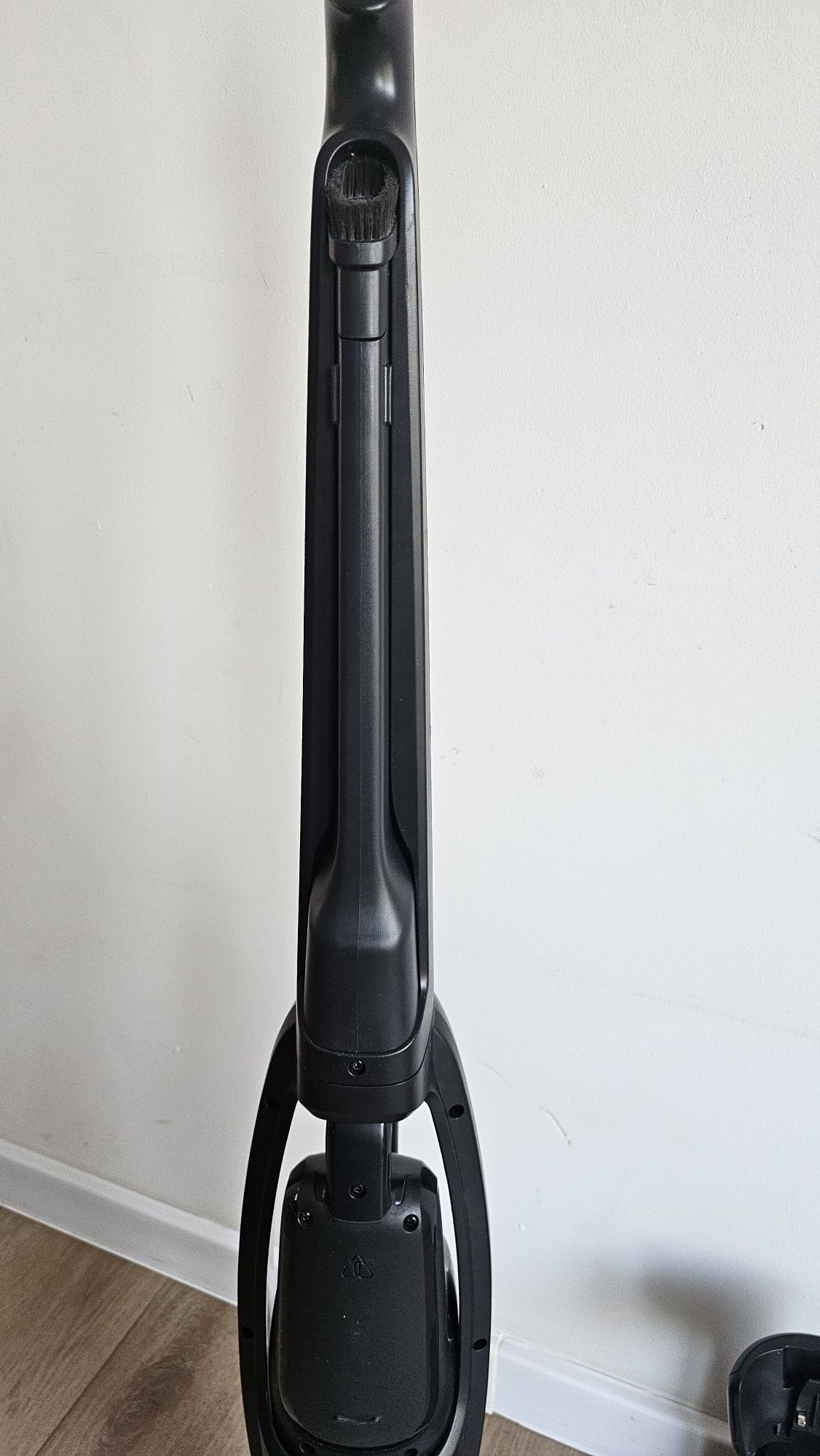 Odkurzacz pionowy AEG QX6145AN czarny
