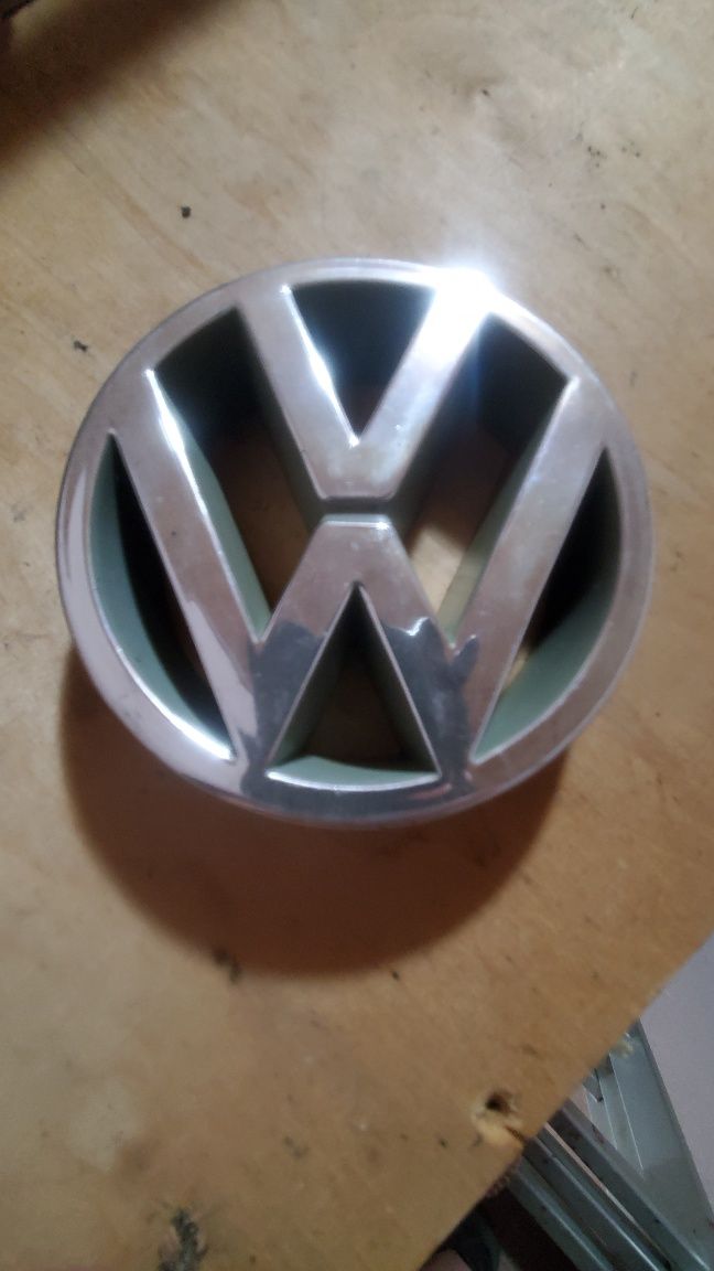 Знак VW на переднюю решетку