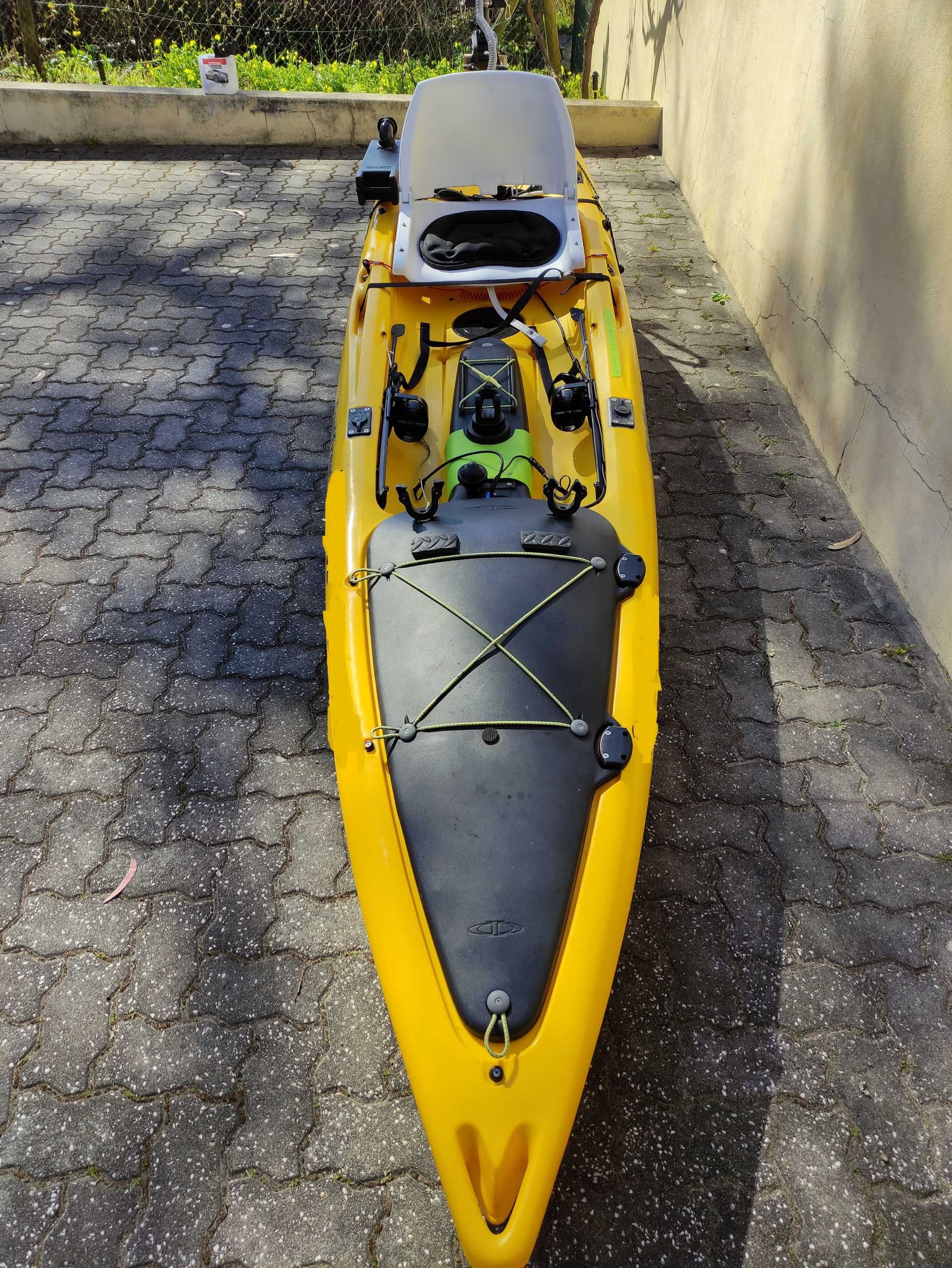 Kayak de pesca com motor