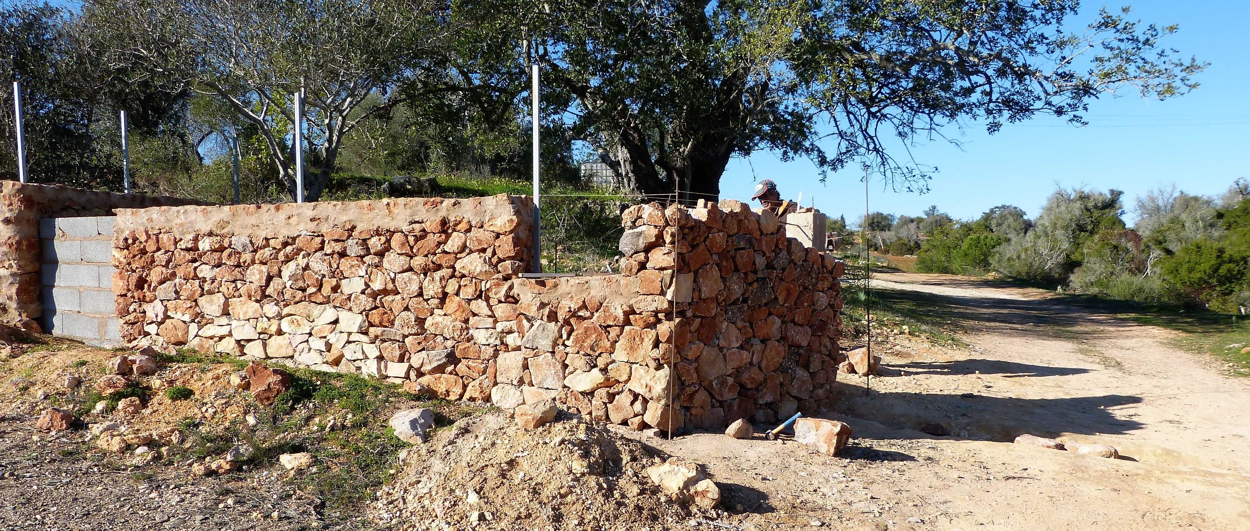 Construção de muros em pedra/remodelação de casas e outros serviços