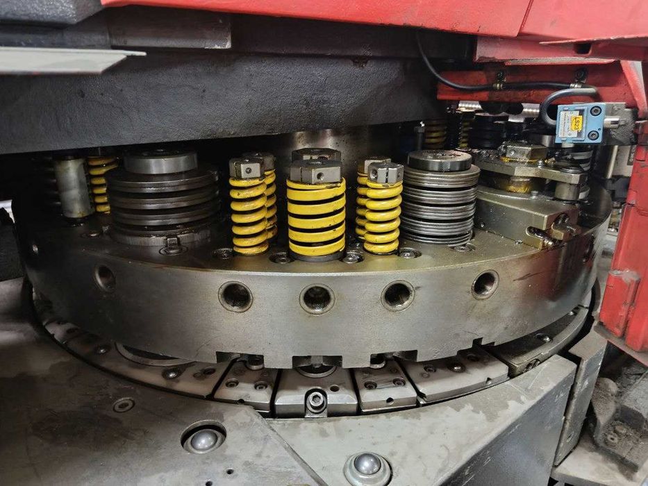 Координатно-пробивний пресс/Дыропробивной cтанок с ЧПУ AMADA Pega 357