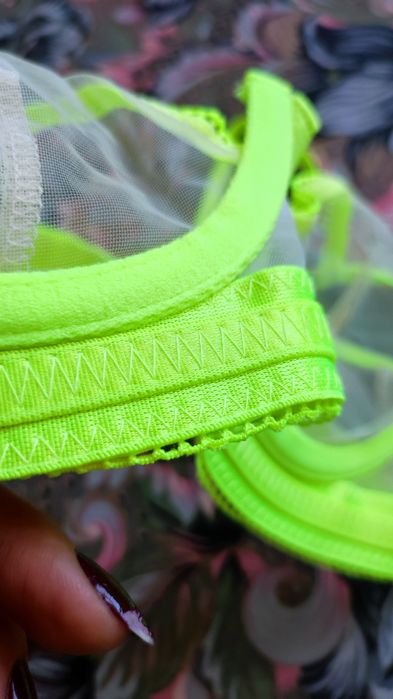 Шикарний неоновий комплект білизни