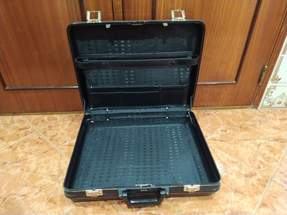 Mala de negócios ou pasta executiva casa quarto apartamento vivenda.