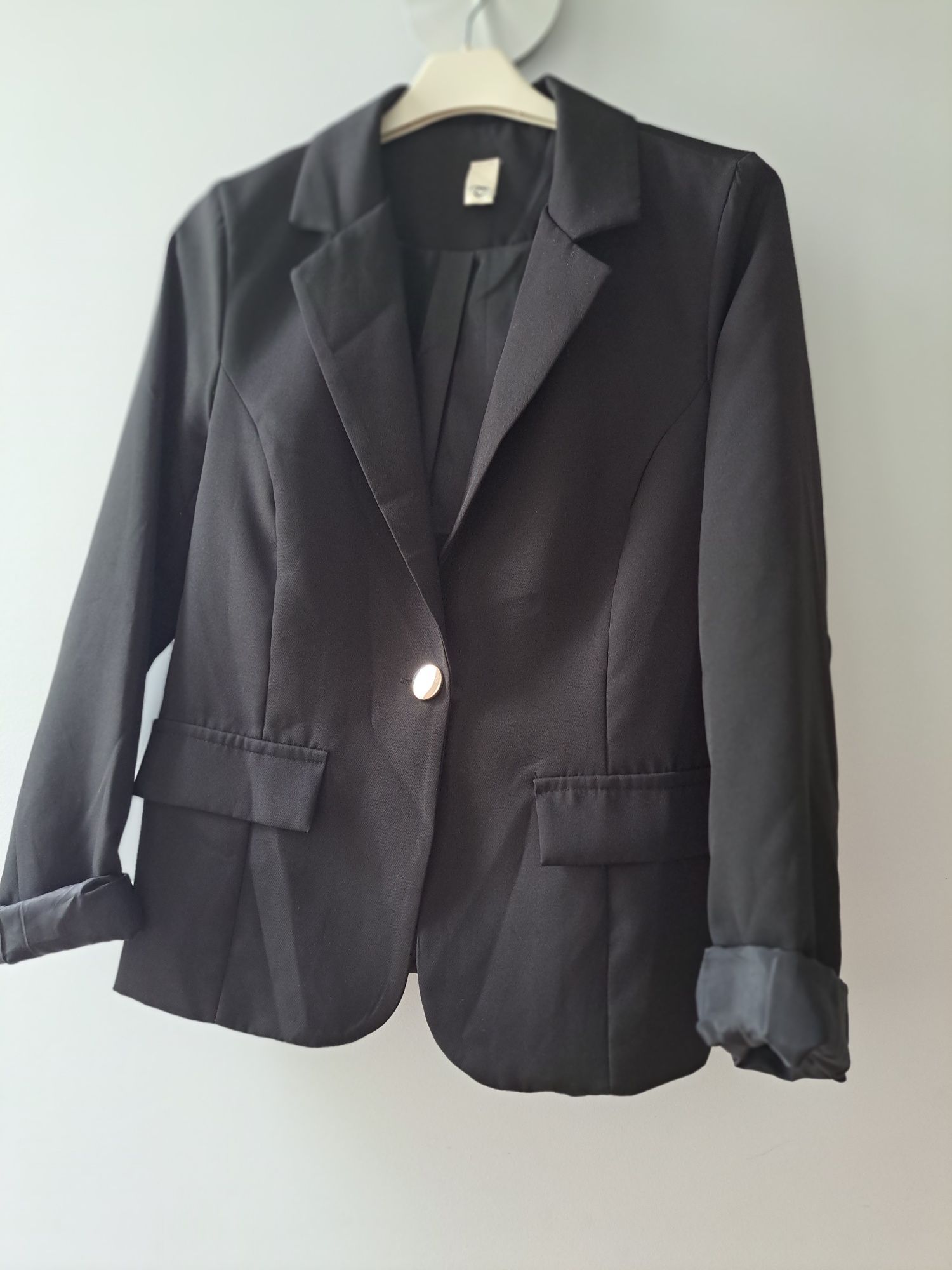 Blazer M pretocom botão dourado