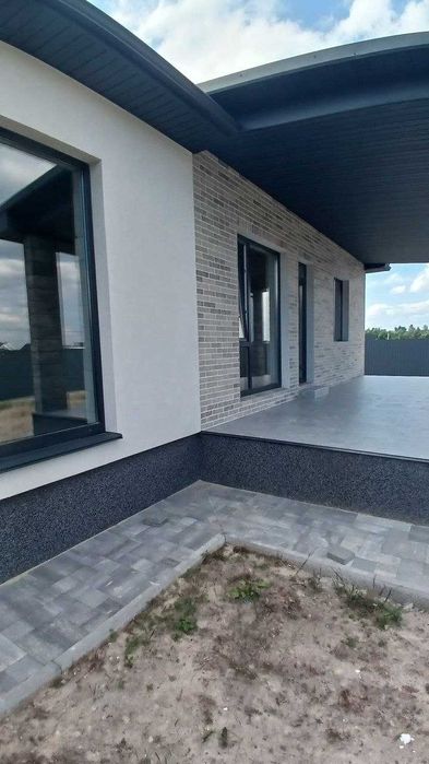 Сучасний функціональний одноповерховий будинок у Лісовій Бучі