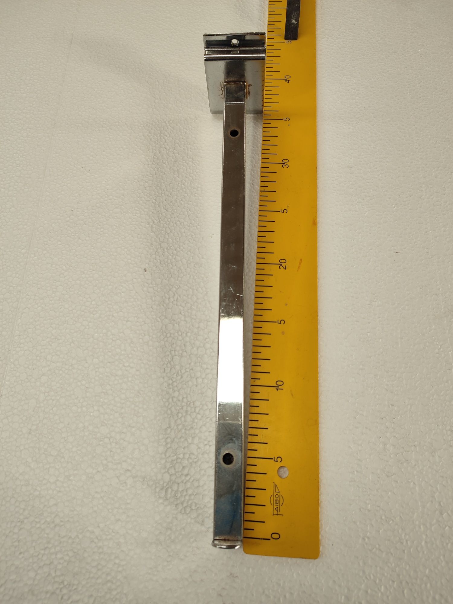 Ganchos/suportes usados para placa expositora para prateleiras