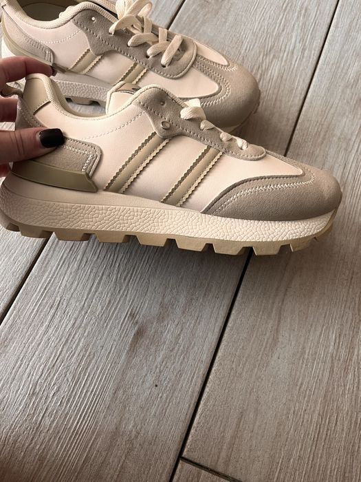 Нові жіночі кросівки