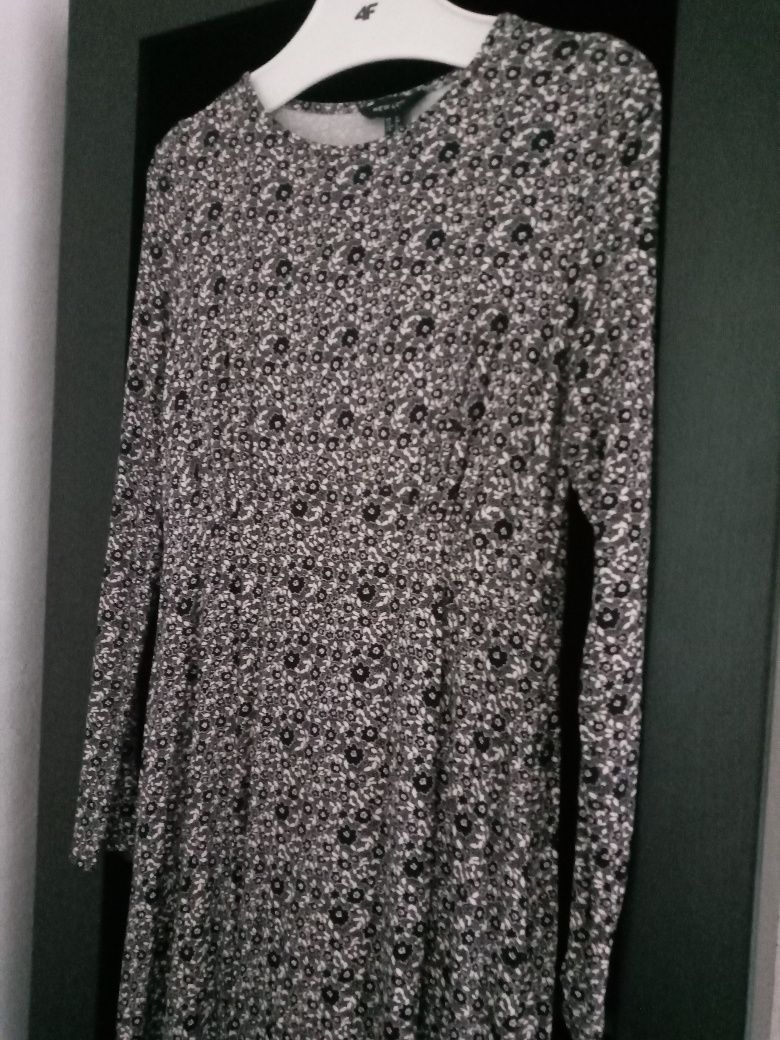 Monochromatyczna sukienka midi w czarno-białe kwiaty L