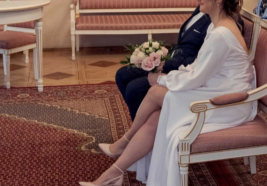 Klasyczna elegancka suknia ślubna szyta na miarę z rozporkiem 38/40