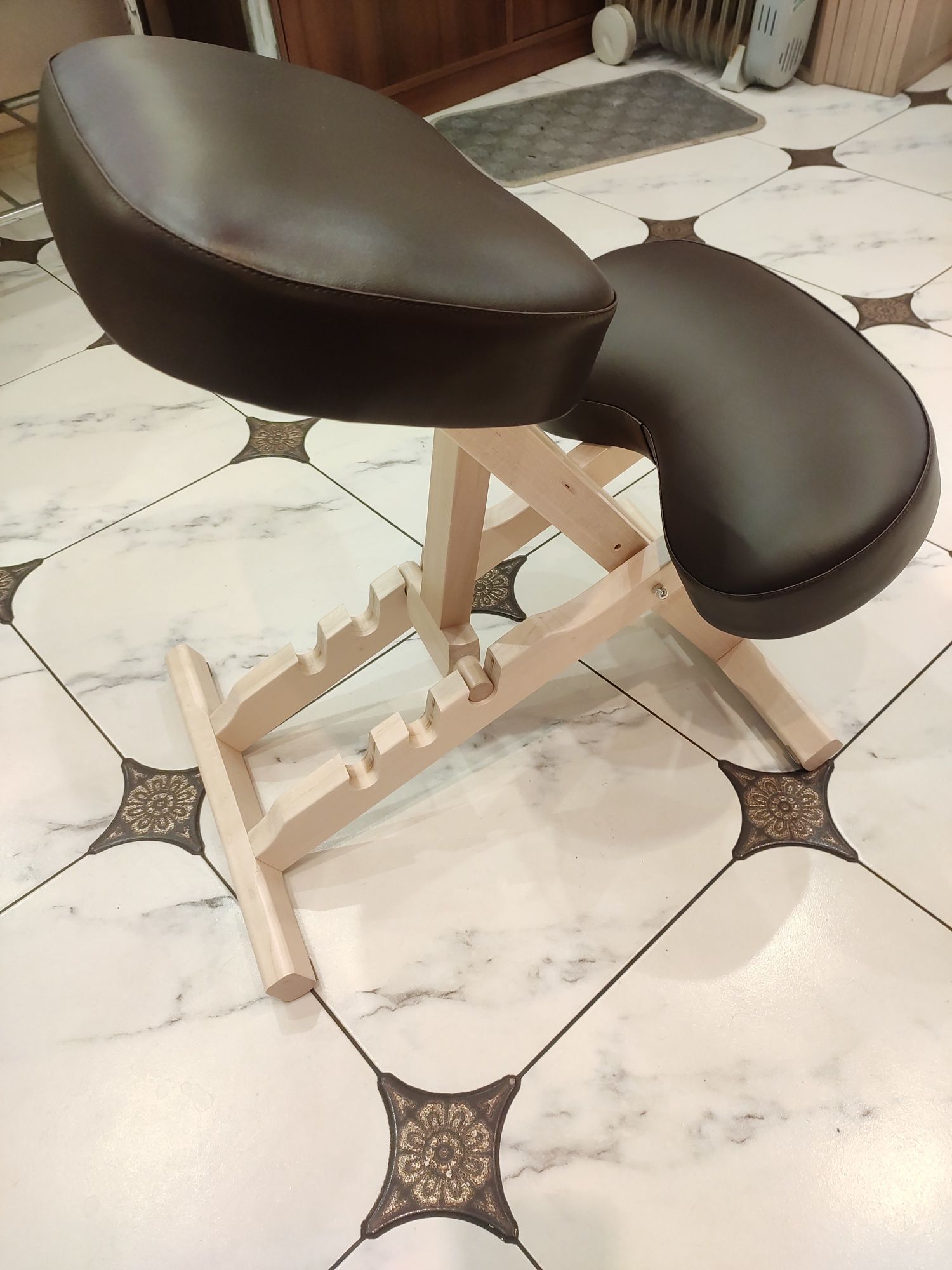 Коленный стул для исправления сколиоза и осанки