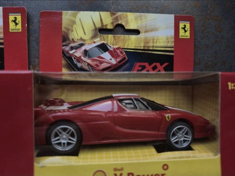 Модельки машинок Ferrari Shell V-Power
Колекційний стан, стояли закрит