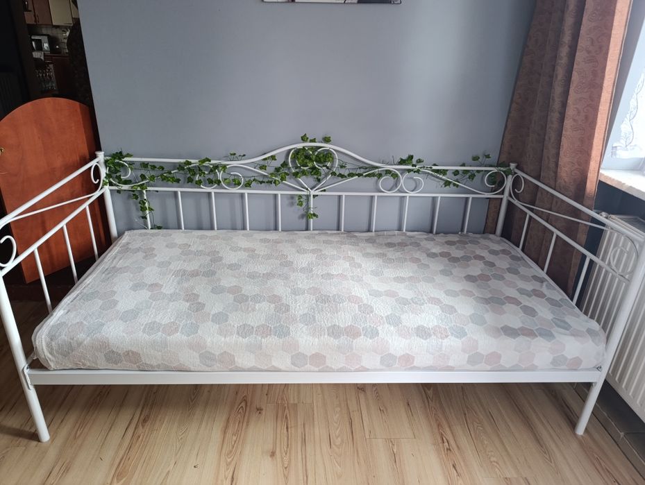 Białe metalowe łóżko