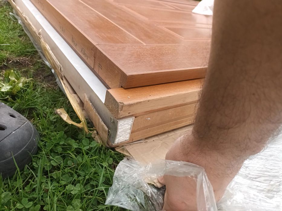 Drzwi zewnętrzne 90 z oscieżnicą prawe drewniane