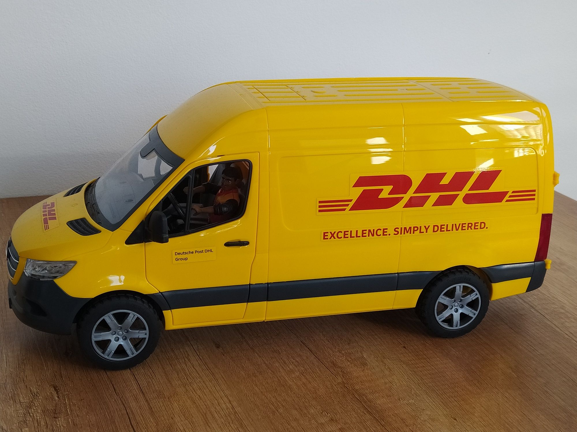 Bruder MERCEDES Sprinter DHL kurier figurka stan Bardzo Dobry