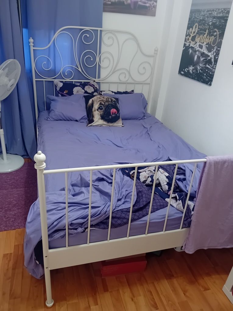 Cama de ferro branca linda com estrado