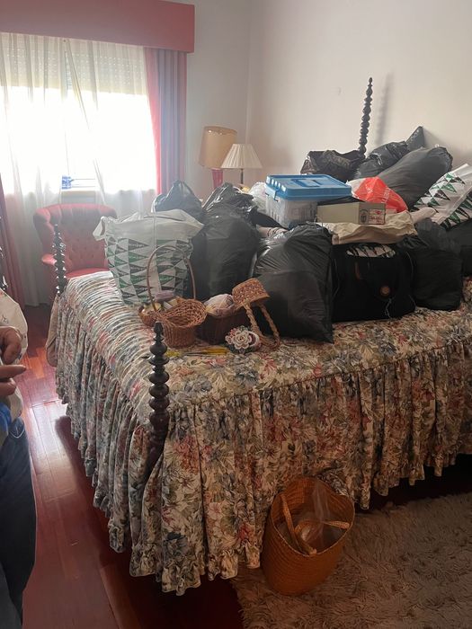 Cama casal clássica em madeira