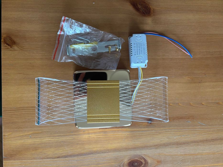 Akrylowa aluminiowa ścienna lampka