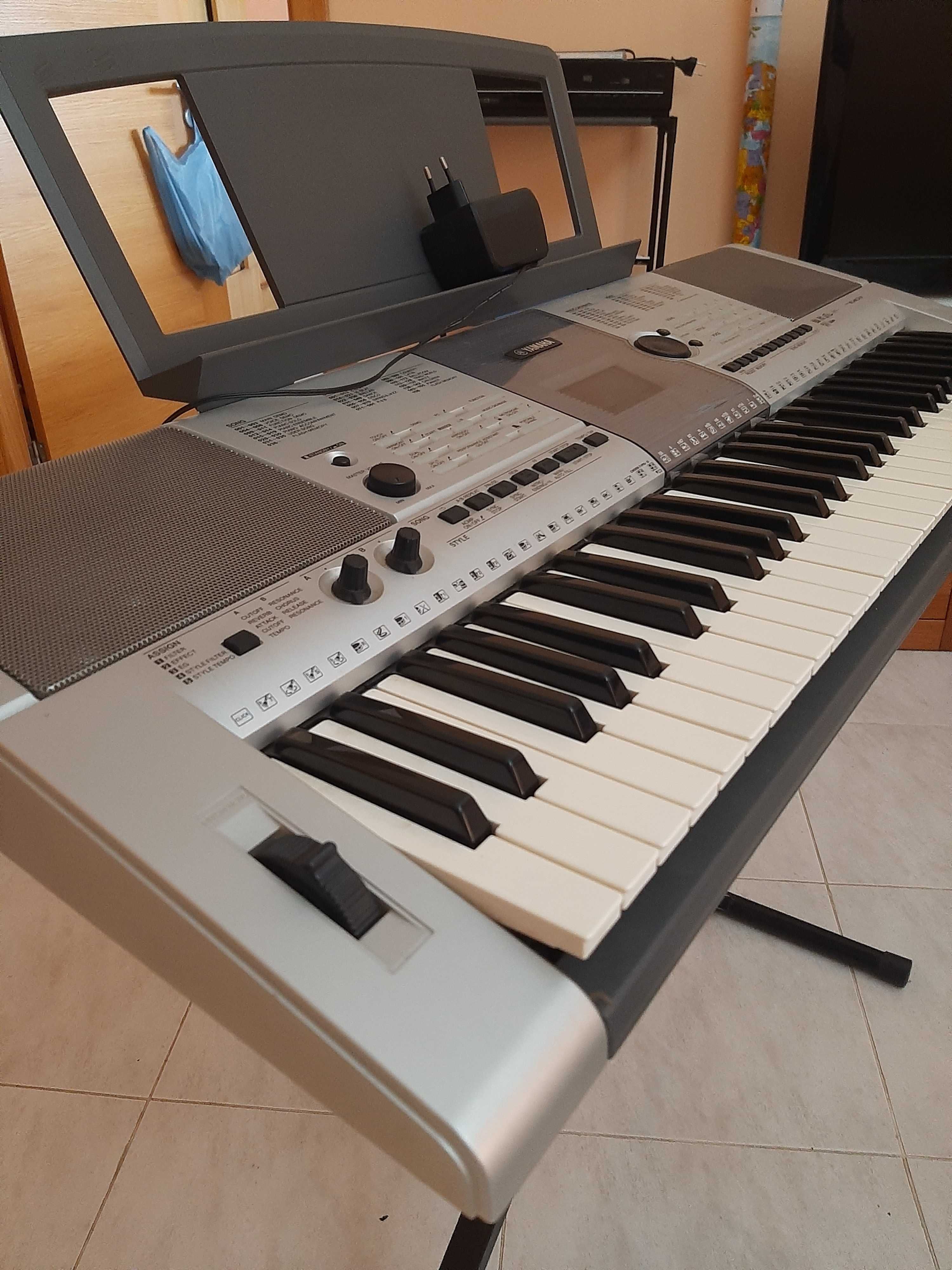 Teclado Yamaha com suporte