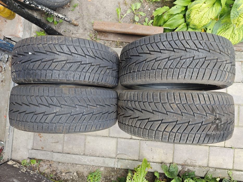 Продам комплект зимових шин Hankook Winter i*cept iz2 235/45 R17
