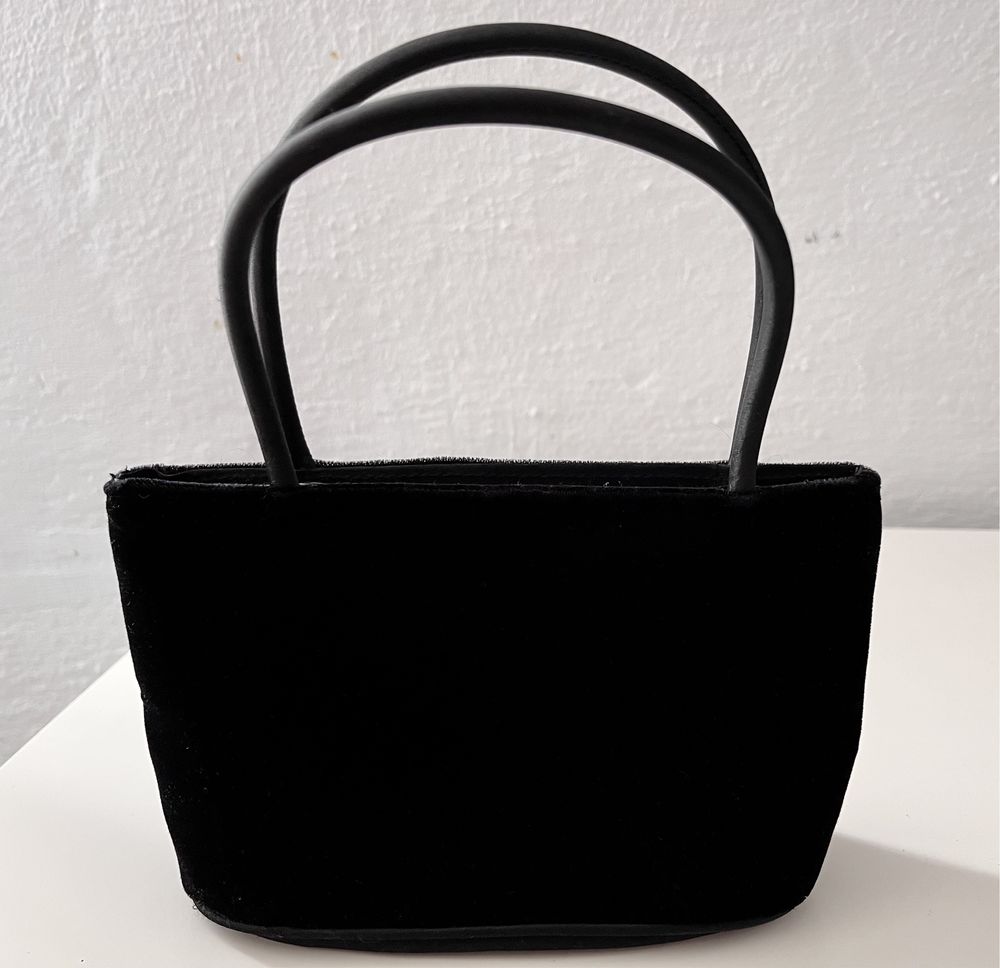 Майже нова чорна оксамитова міні-сумочка