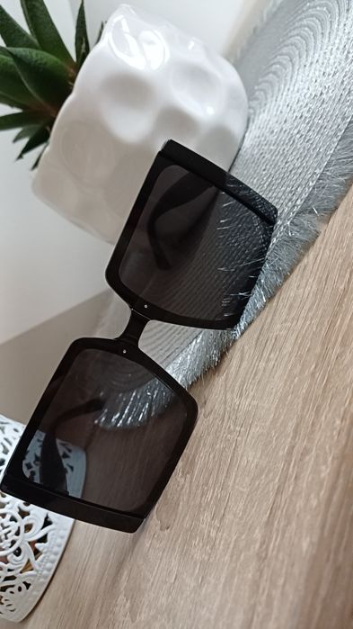 Modne duże czarne okulary