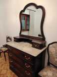 Quarto de casal em madeira escura.