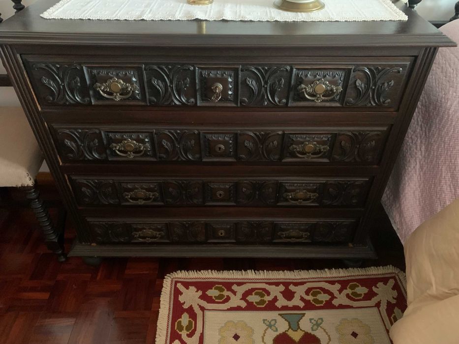 Cómoda de Madeira Escura