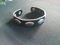 Pulseira preta couro com tachas metal - NOVO
