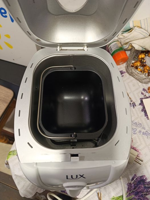 Продам хлібопічку LUX