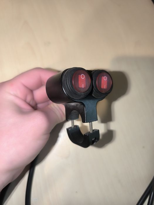 Подвійний перемикач на кермо мотоцикла.