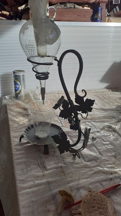 Karafka do wina na metalowy stojaku