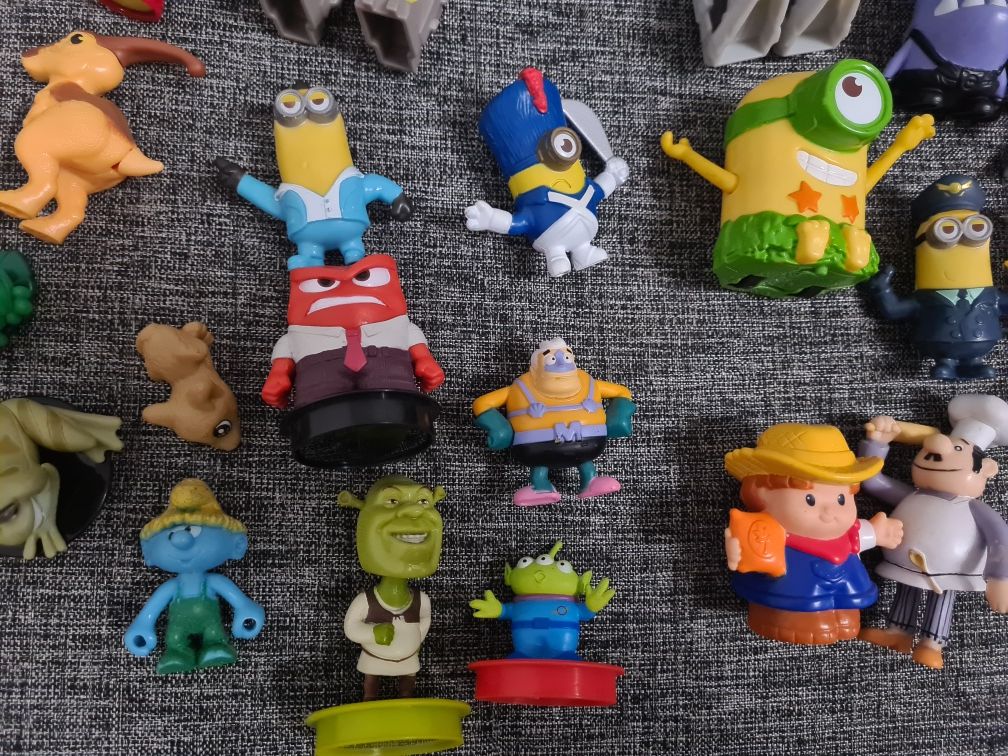 Zestaw ponad 20 figurek z postaciami: Minionki Transformersy Shrek