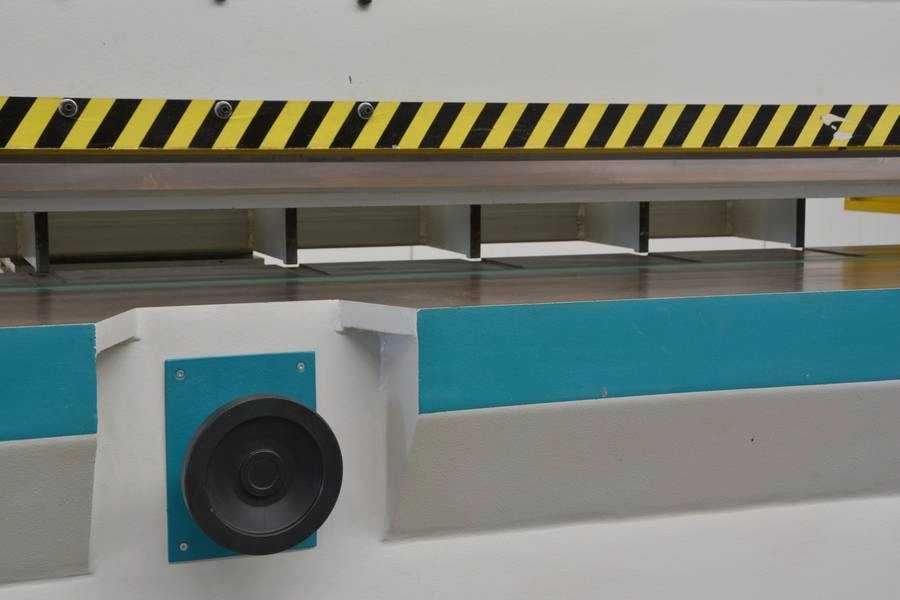 Gilotyna do forniru Vemac - hydrauliczna